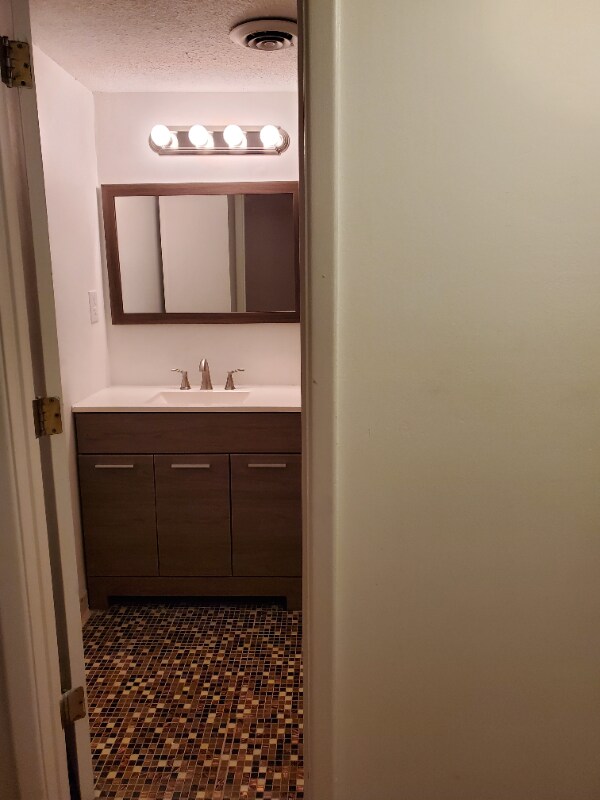 Building Photo - 601 Riverhill Cir