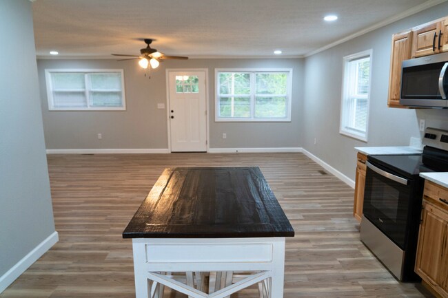 Building Photo - Charming newly remodeled home nestled in t...