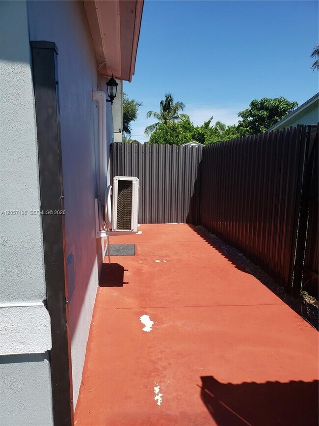 Foto del edificio - 1695 NW 3rd Ave