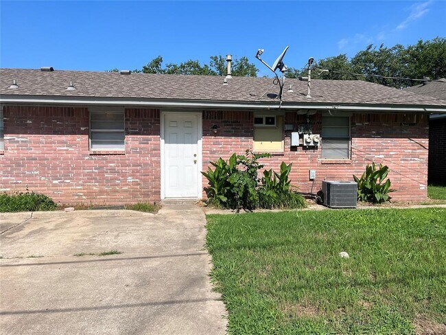 Foto del edificio - 829 Russell Cir