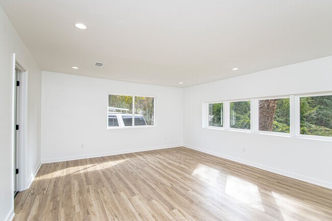 Foto del edificio - Large Open-Concept 4 Bedroom with Stunning Pond Views!