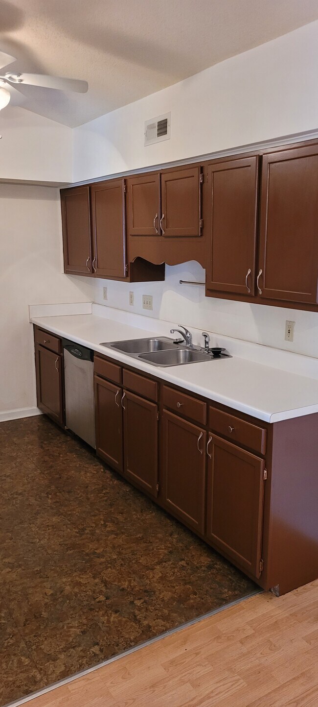 Foto del edificio - 7117 W Friendly Ave