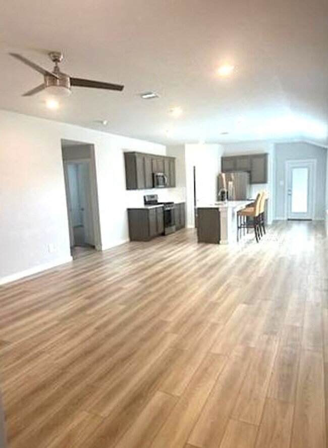 Foto del edificio - 3 Bedroom, 2 Bath in Midtown Subdivision C...