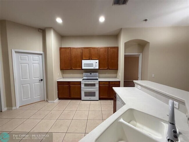 Building Photo - 1270 SW Aragon Ave