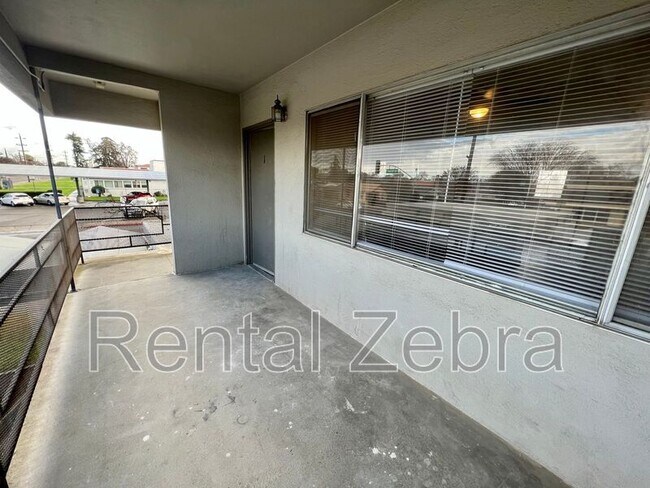 Building Photo - 10 E 18th St