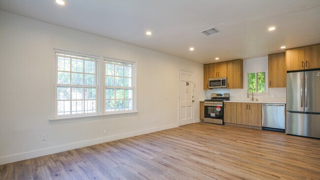Building Photo - 6112 Saturn St