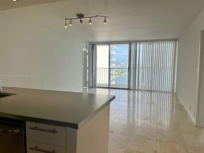 Foto del edificio - 7601 E Treasure Dr