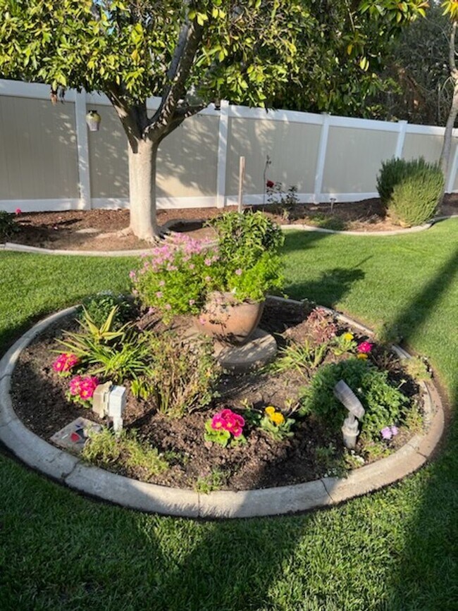 Foto del edificio - Gorgeous and spacious 5 bedroom FURNISHED home in Canyon Crest for rent!