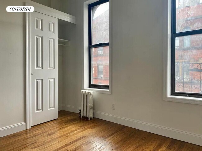 Foto del edificio - 215 E 4th St