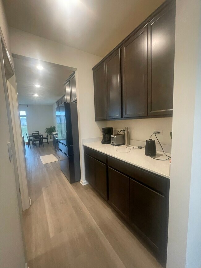 Foto del edificio - 1347 Tiger Lily Dr