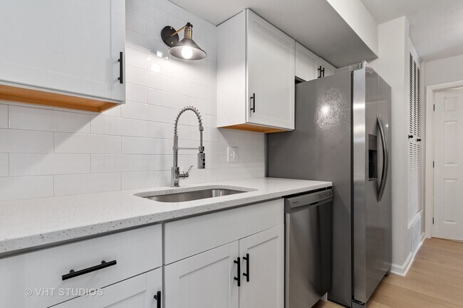 Building Photo - 530 Shorely Dr