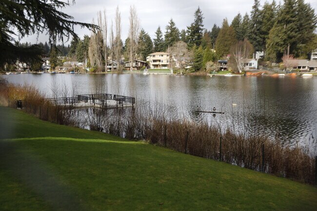 La propiedad está a orillas del lago. - Bitter Lake Apartments