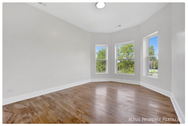 Foto del edificio - 4927 S Prairie Ave