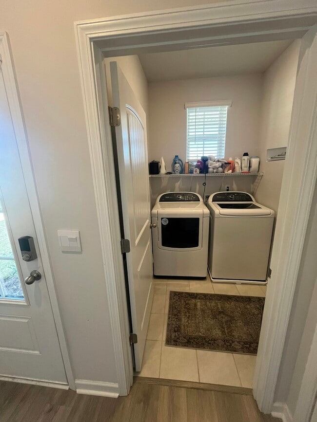 Foto del edificio - 2370 Quinn Dr