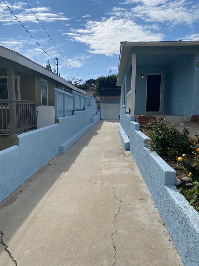 Driveway to single garage included with house - 228 W Walnut Ave