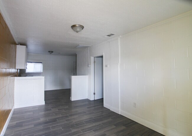 Building Photo - 215 W Lorena Ave