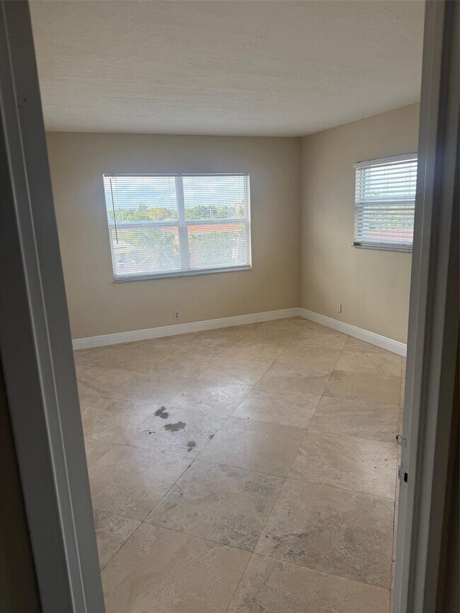 Foto del edificio - 2555 NE 11th St