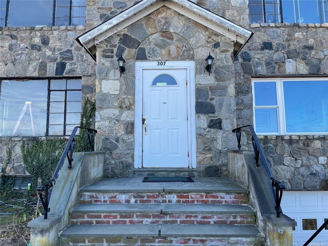 Building Photo - 307 W Shore Rd
