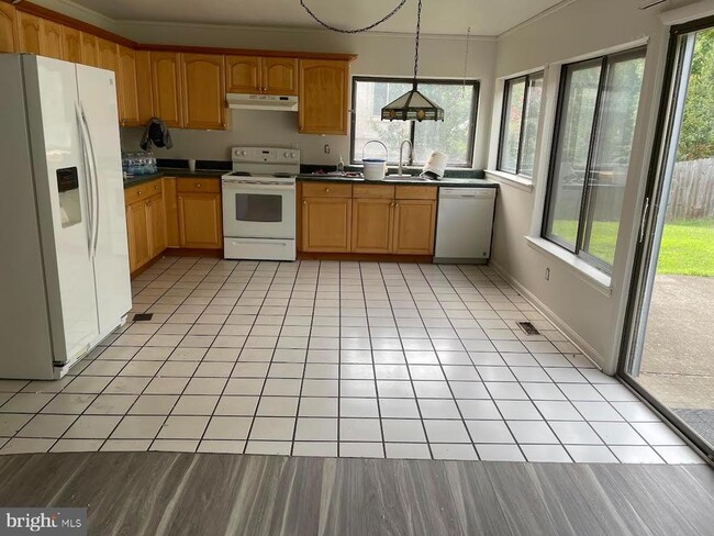 Foto del edificio - 9129 Tulip Grove Rd