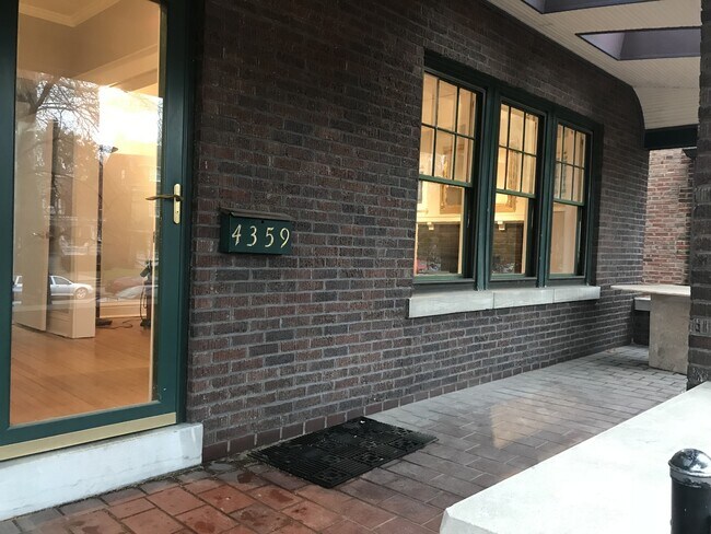 Building Photo - $2150 - AMAZING DESIGNED 2F UNIT LOCATED IN THE CWE!
