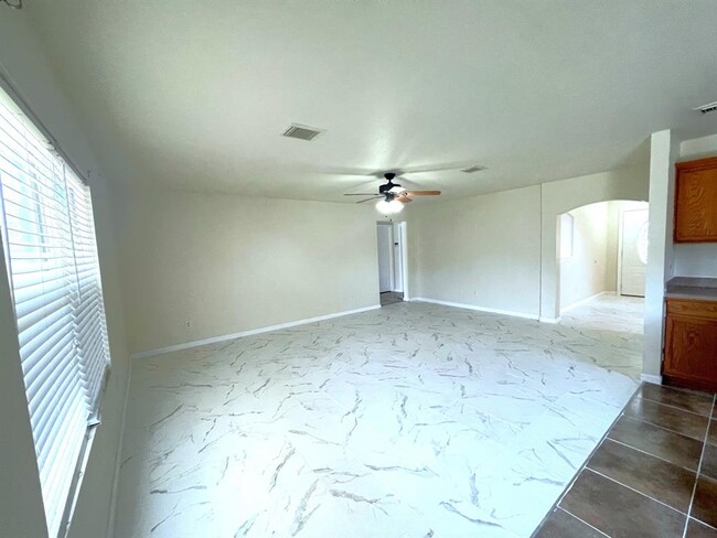Building Photo - 5818 Linksman Ln