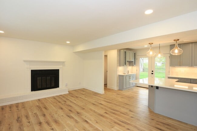 Building Photo - Beautifully Renovated Carmel Home!