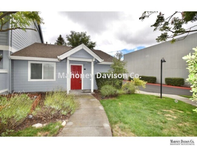 Building Photo - 2 bdr/2 bath condo, end unit, A/C + centra...