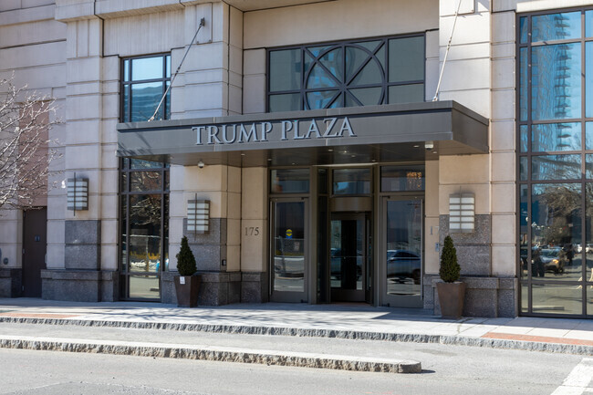 Foto del edificio - Trump Plaza Residences