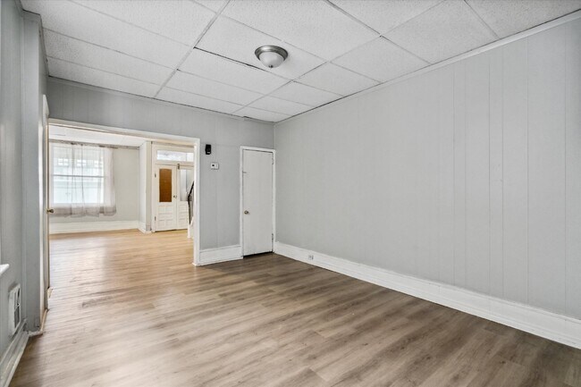 Building Photo - $1350 - Captivating 4 Bedroom and 1.5 Bath...