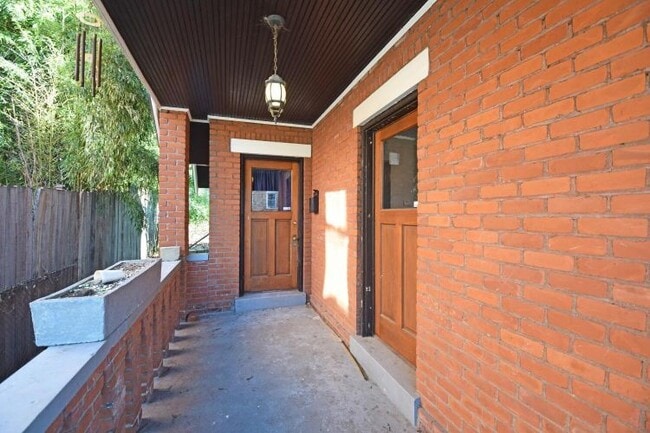 Large front port - 1122 Holman Ave