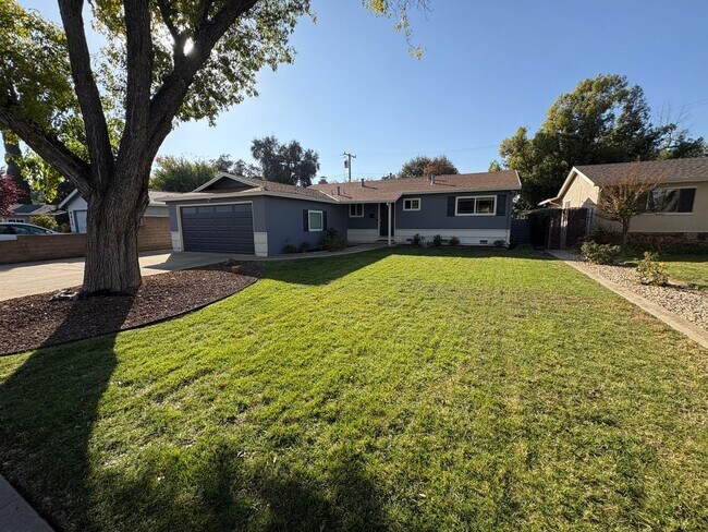 Foto del edificio - Updated Elk Grove Home on Large Lot