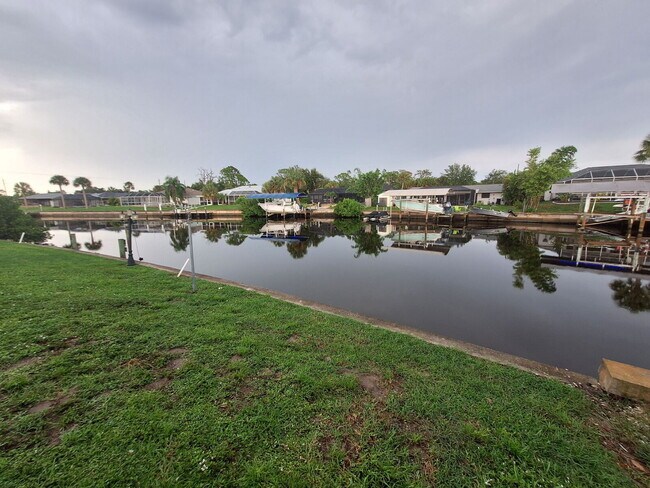 Foto del edificio - Gulf Access Home on Canal Available Now