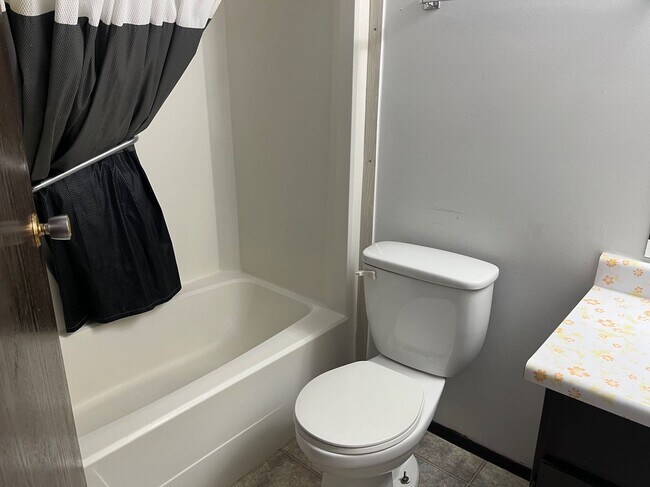 Photo du bâtiment - 3 Bed 1.5 Bath Unit in Olds, AB