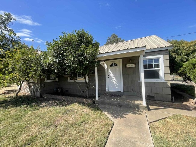 Building Photo - Charming 2 Bedroom Home with Spacious Yard...