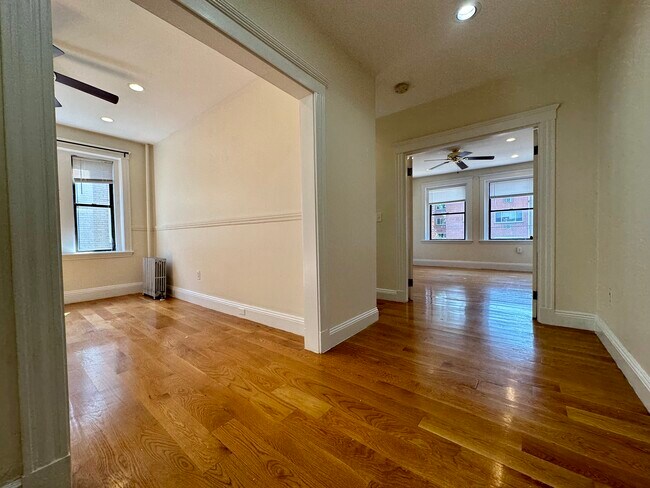 Building Photo - 158 Kelton St