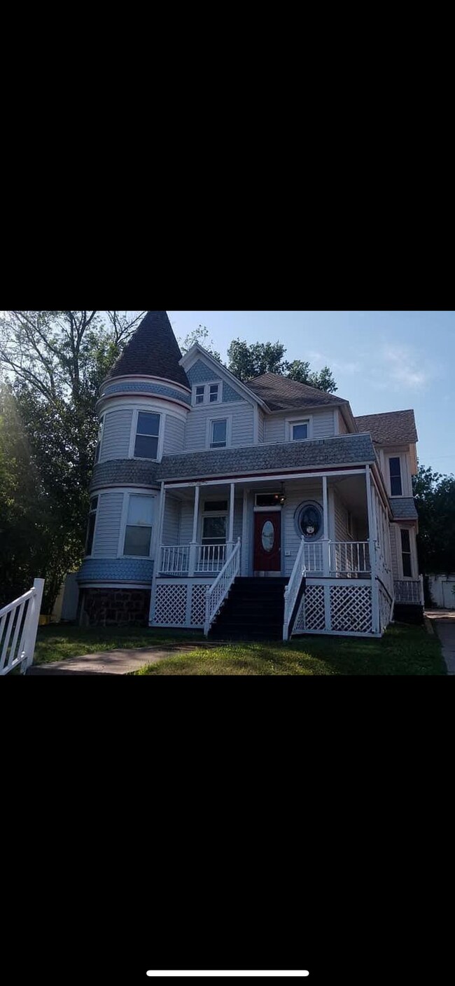 Building Photo - 1727 E Superior St