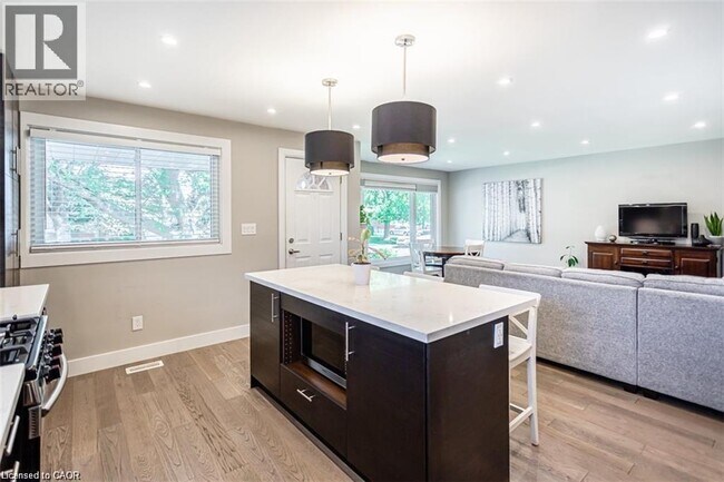 Building Photo - 47 Atwater Crescent