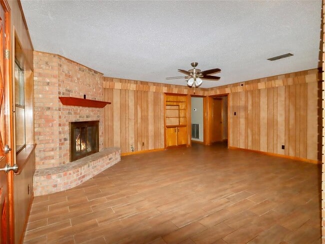 Building Photo - 7401 Hwy 6