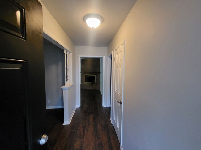 Foto del edificio - 3 Bed 2 Bath, 2 Car Garage