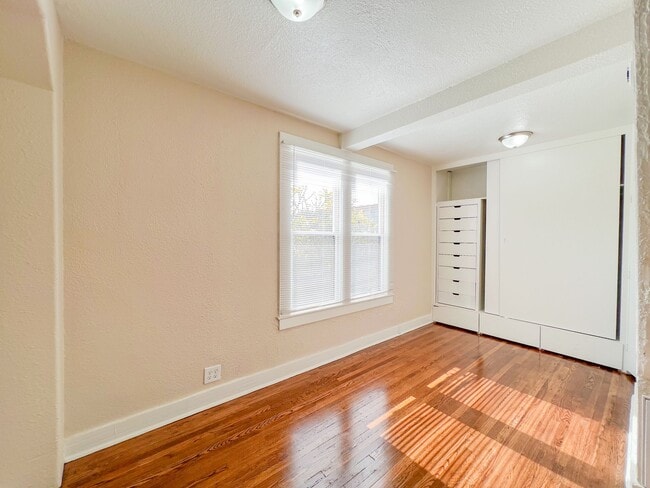 Building Photo - 10802 Chestnut St