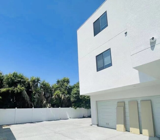 Building Photo - 1639 W 36th Pl