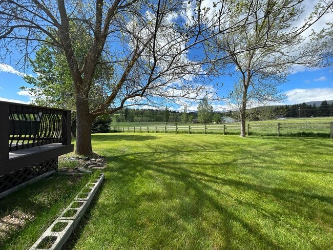 Building Photo - Breathe Taking Views with this 4 bed 3.5 bath home!