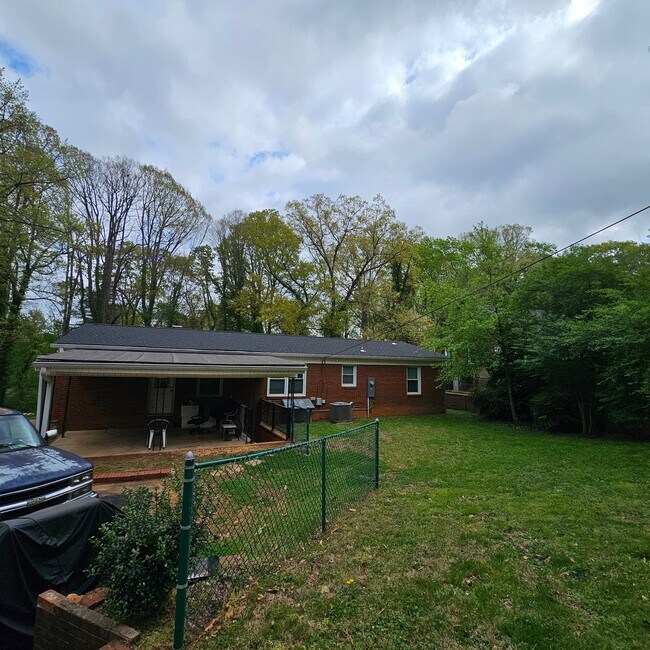 Foto del edificio - 548 Greenway Dr