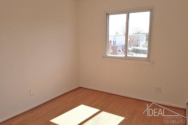 Foto del edificio - 72-15 Ditmars Blvd