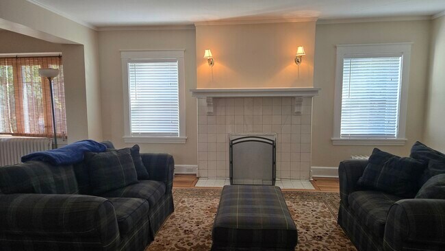 Sala de estar/familiar 27' x 16' - 522 Grove St