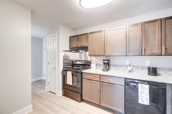 Cocinas amplias y renovadas con un espacio de trabajo espacioso. - Creekside Village I