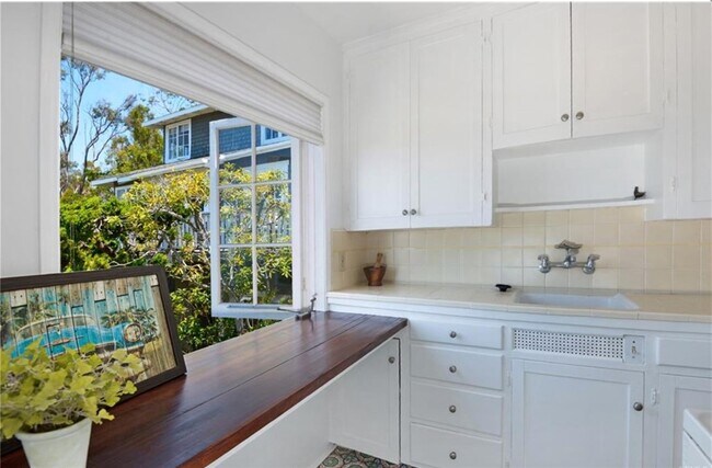 Building Photo - 2344 Glenneyre St