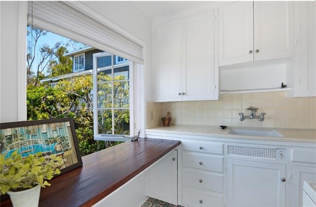 Foto del edificio - 2344 Glenneyre St