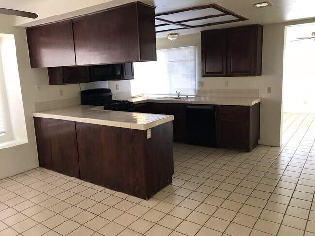 Building Photo - 4bd 3ba Charming Home For Rent!