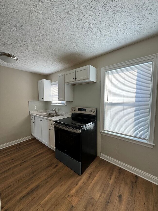 Building Photo - Available Now - 2552_RENWOOD